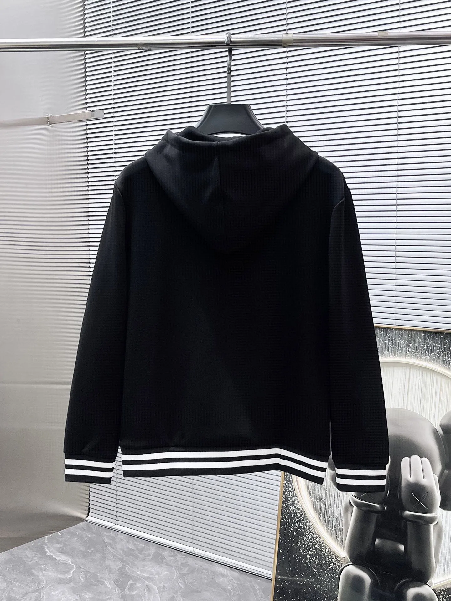 🅿️720 LV hot-selling suit is coming. Focus on the original version of the official website. 2025 new hot-selling cardigan suit. The original order is the best. 🇭🇰The meticulous work of top designers. It has a fitting and perfect upper body effect. All-natural high-quality Tencel Roman cotton 100%, close-fitting comfort, noble and elegant! Original hardware embodies elegance and nobility! Counter size: M-3XL (maximum wear up to 190 pounds)